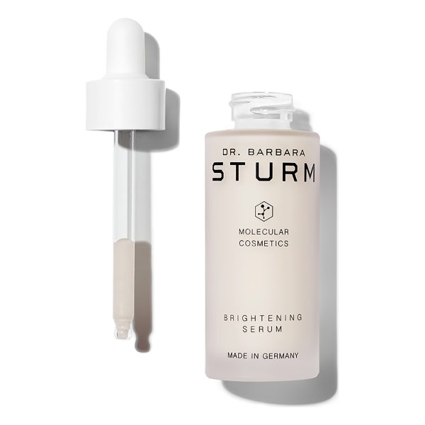 The BRIGHTENING SERUM with instant effect gives the complexion a more even glow while reducing uneven skin tone.