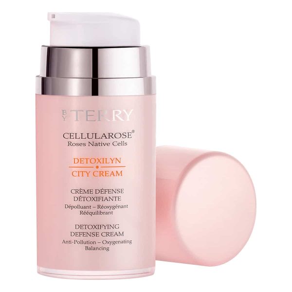 BY TERRY’s Detoxilyn City Cream protects the skin against daily environmental stresses.