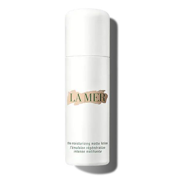 This oil-absorbing lotion delivers renewing moisture while diminishing the look of pores for a fresh