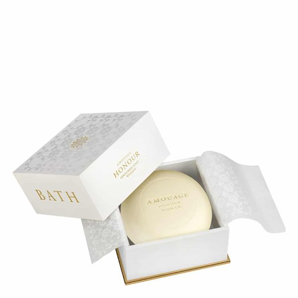 The perfumed soap incorporates natural vegetable oils to maintain the balance essential for soft and healthy skin.