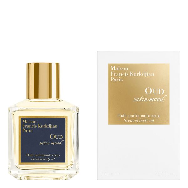 this Oud Satin Mood Scented Body Oil enhances the skin with a bright and delicate veil.